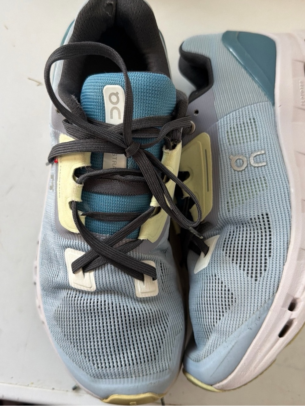 On Cloud Women’s running sneakers sz 8